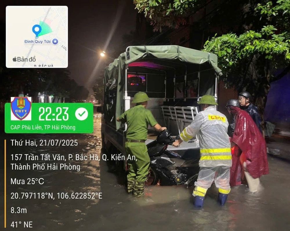 Công an phường Phù Liễn hỗ trợ người dân qua điểm ngập trên đường Trần Tất Văn